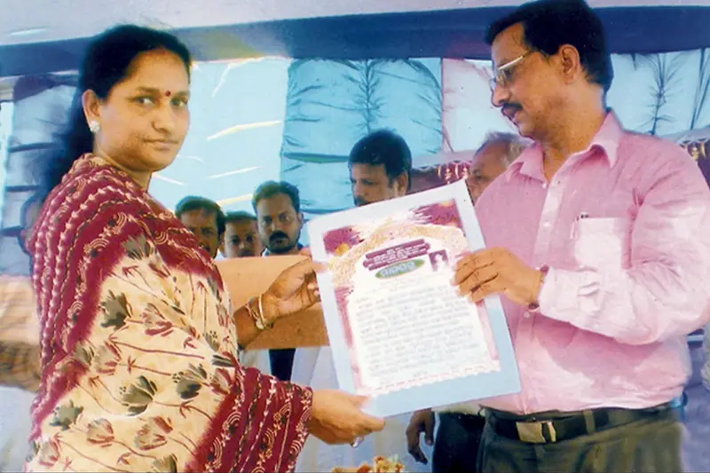 Akshaya Trutiya Samman being presented to Mrs. Minati Bindhani, 2009.