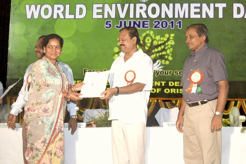 Prakruti Mitra Puraskar being presented to Mrs. Minati Bindhani, 2010–11.